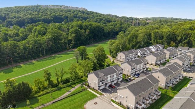 2 Coogan Ct, Morris Plains Boro, NJ 07950