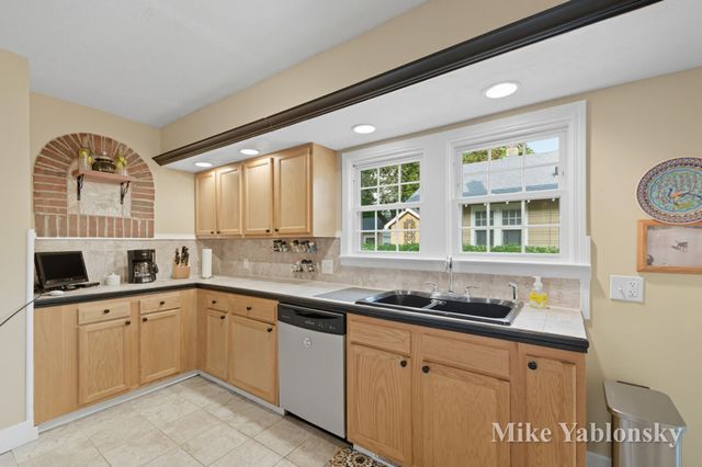 465 Kenwood Street Ne, City Of Grand Rapids, MI 49505