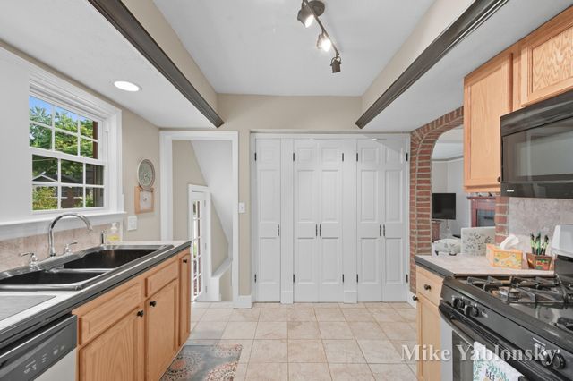 465 Kenwood Street Ne, City Of Grand Rapids, MI 49505