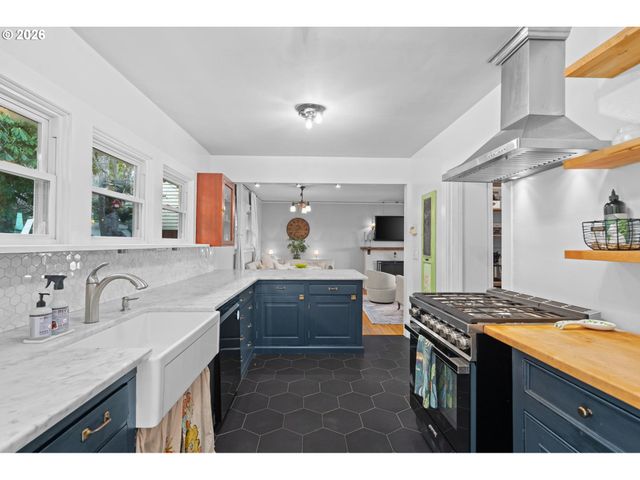 9685 Nw SAINT HELENS Rd, Portland, OR 97231