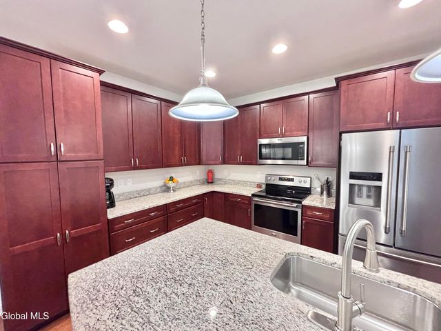 309 Lois Lane, Niskayuna, NY 12304