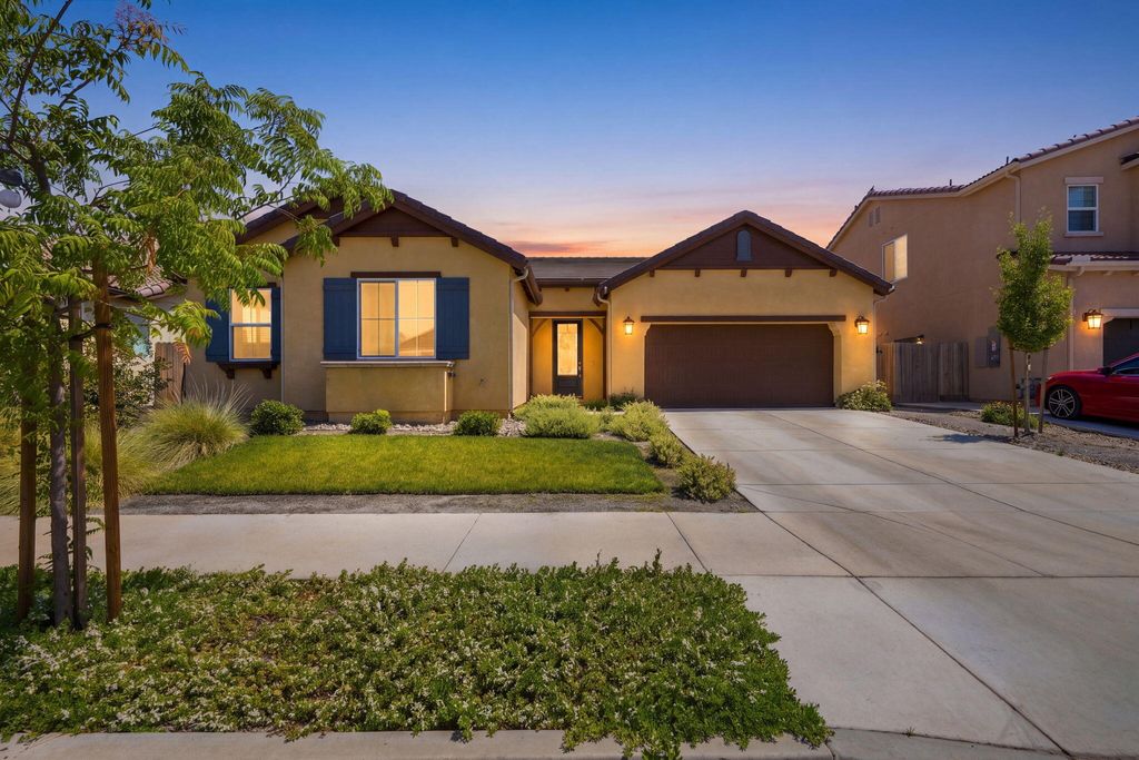 Image 1 of property listing at 1833 W Corvina Avenue, Visalia, CA 93291