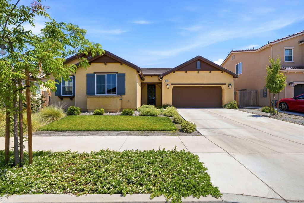 Image 2 of property listing at 1833 W Corvina Avenue, Visalia, CA 93291