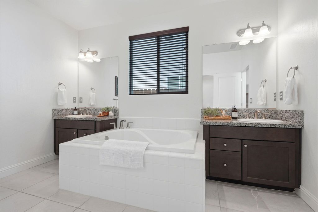 Image 27 of property listing at 1833 W Corvina Avenue, Visalia, CA 93291