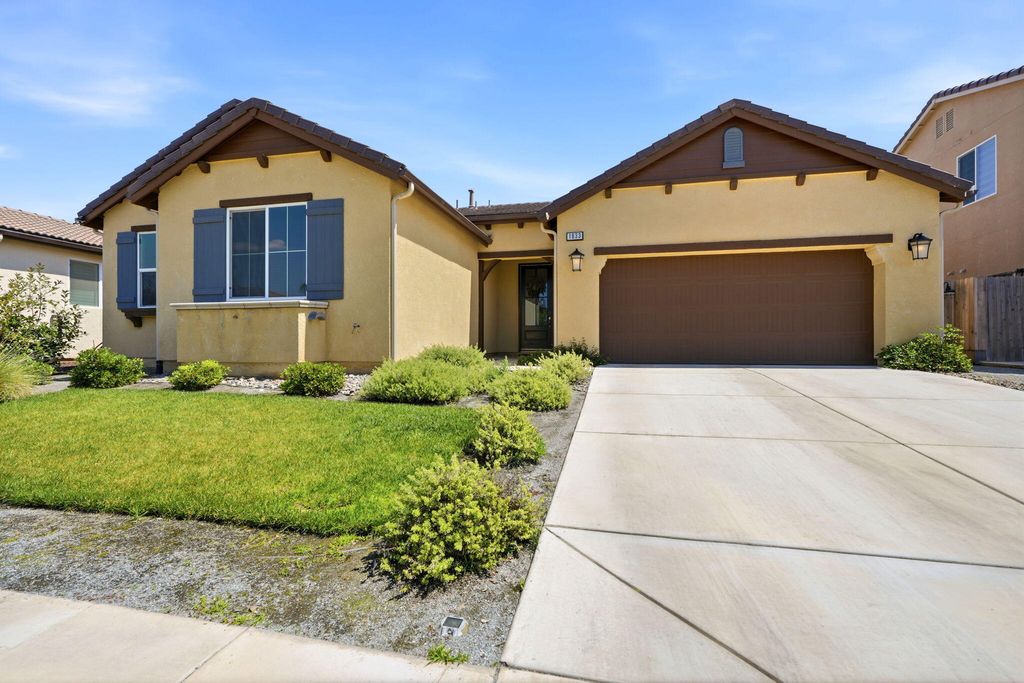 Image 3 of property listing at 1833 W Corvina Avenue, Visalia, CA 93291