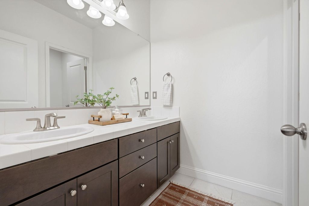 Image 31 of property listing at 1833 W Corvina Avenue, Visalia, CA 93291
