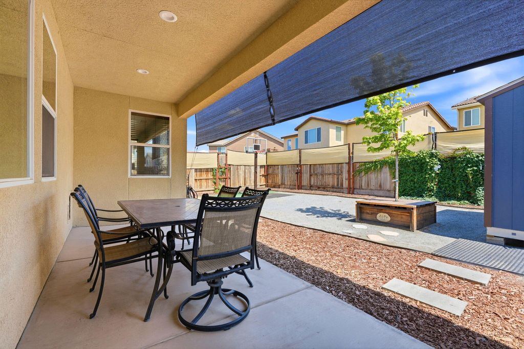 Image 34 of property listing at 1833 W Corvina Avenue, Visalia, CA 93291