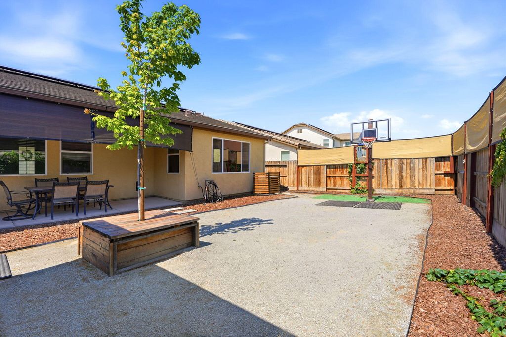 Image 35 of property listing at 1833 W Corvina Avenue, Visalia, CA 93291