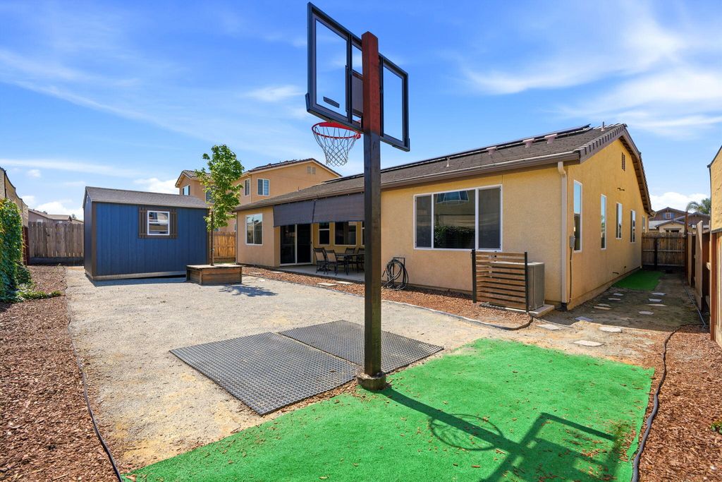 Image 36 of property listing at 1833 W Corvina Avenue, Visalia, CA 93291