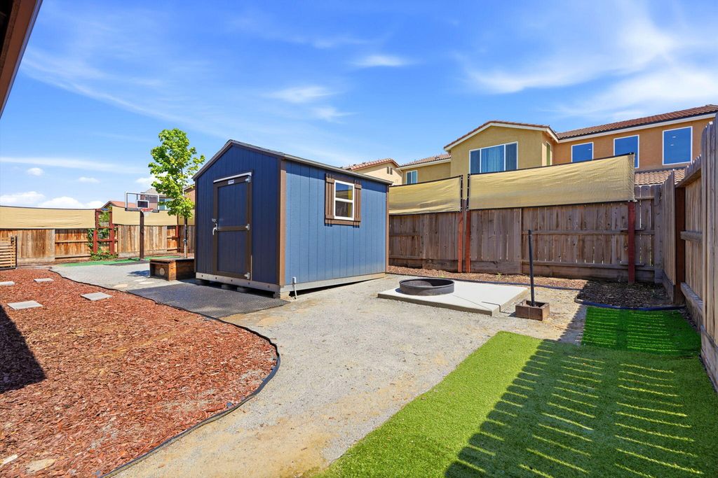 Image 37 of property listing at 1833 W Corvina Avenue, Visalia, CA 93291