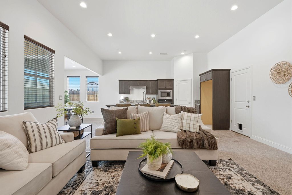 Image 8 of property listing at 1833 W Corvina Avenue, Visalia, CA 93291