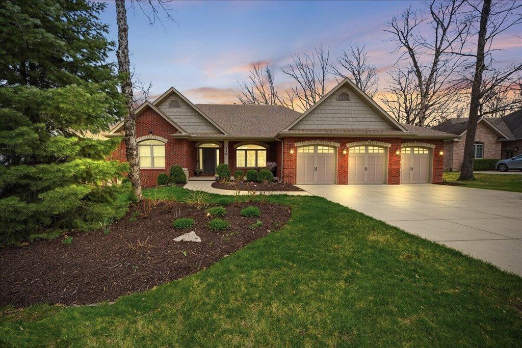 770 Quinlan Court, Crown Point, IN 46307