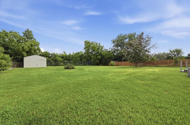 330 Howard LN, Buda, TX 78610