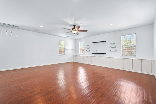 330 Howard LN, Buda, TX 78610