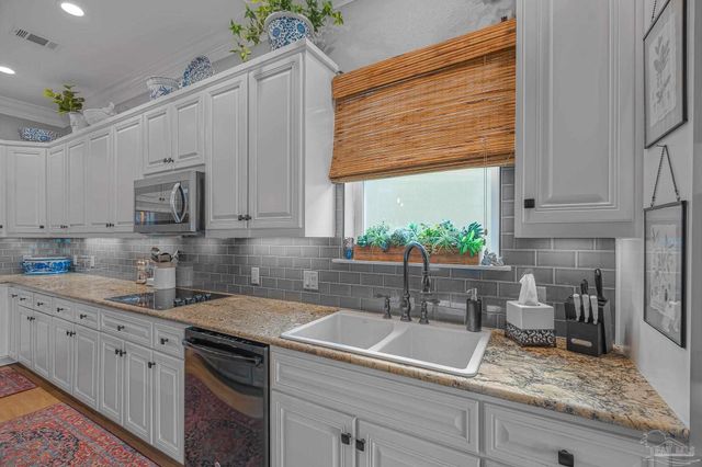 697 Palomar Dr, Pensacola, FL 32507