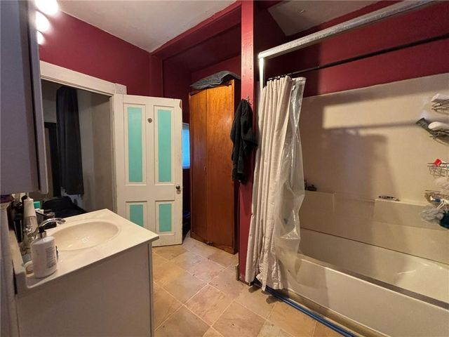 2121 S 10th Street, St Joseph, MO 64503