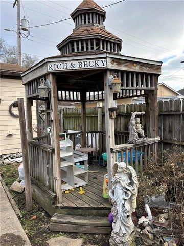 2121 S 10th Street, St Joseph, MO 64503