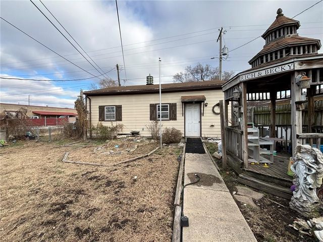 2121 S 10th Street, St Joseph, MO 64503