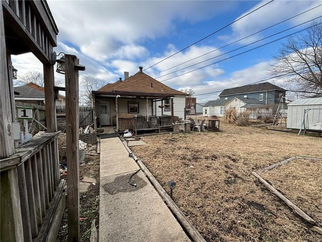 2121 S 10th Street, St Joseph, MO 64503