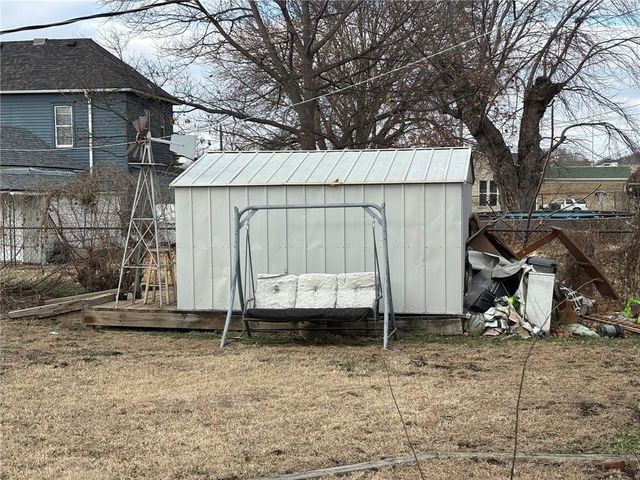 2121 S 10th Street, St Joseph, MO 64503