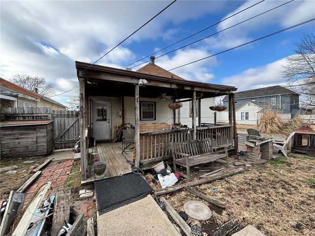 2121 S 10th Street, St Joseph, MO 64503