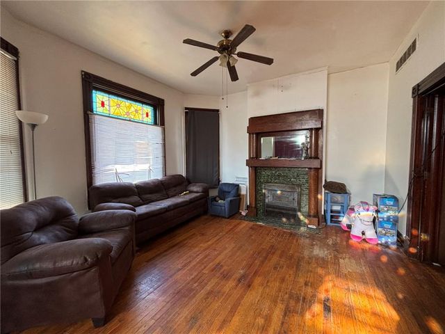 2121 S 10th Street, St Joseph, MO 64503