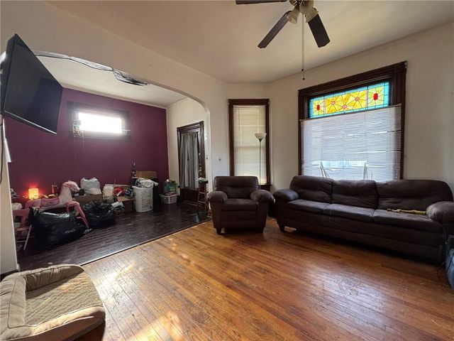 2121 S 10th Street, St Joseph, MO 64503