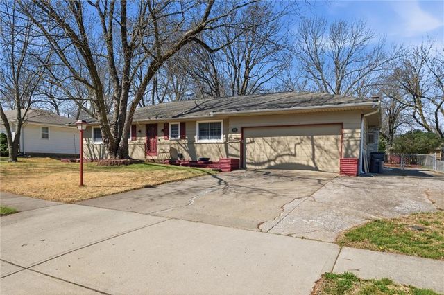 713 S Sunset Drive, Olathe, KS 66061