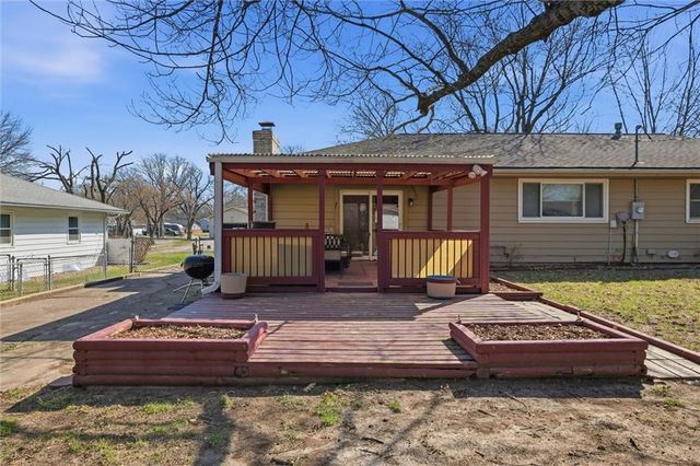 713 S Sunset Drive, Olathe, KS 66061