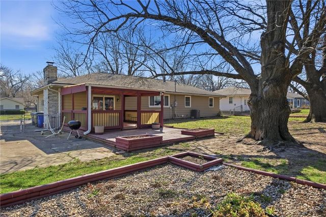 713 S Sunset Drive, Olathe, KS 66061