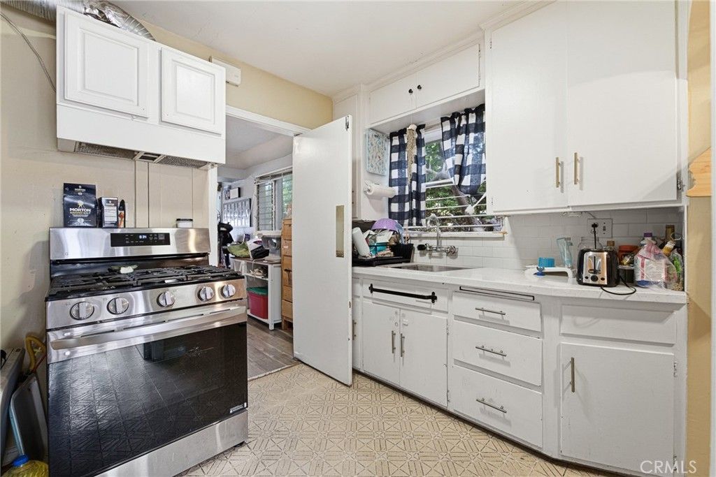 Image 10 of property listing at 9231 Hunt Avenue, South Gate, CA 90280