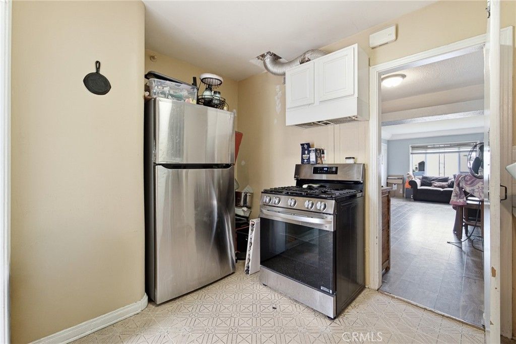 Image 12 of property listing at 9231 Hunt Avenue, South Gate, CA 90280