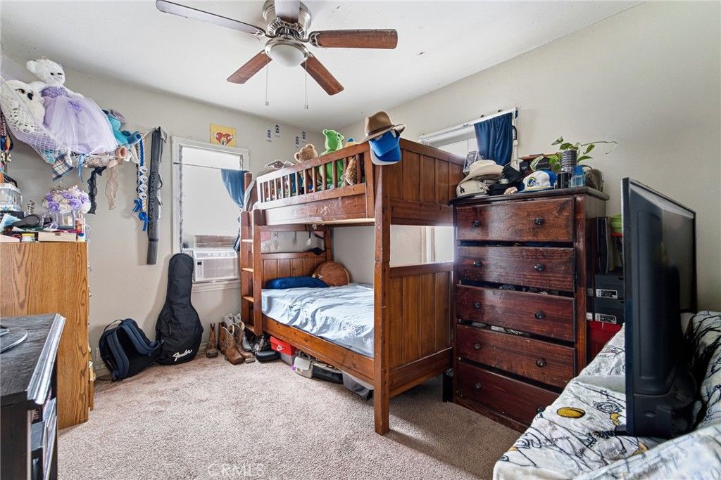 Image 14 of property listing at 9231 Hunt Avenue, South Gate, CA 90280