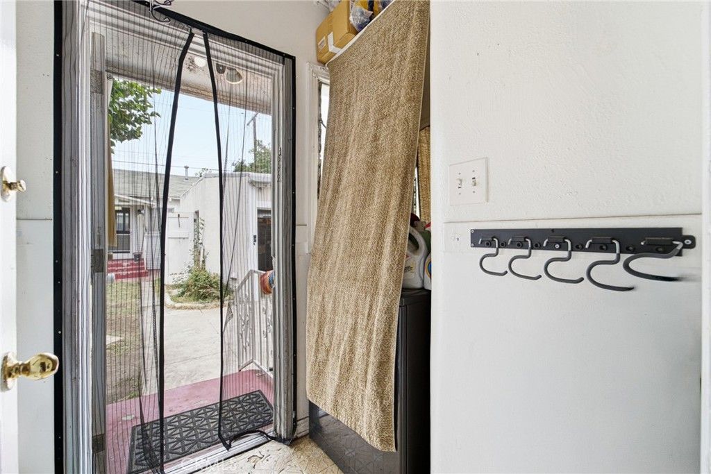 Image 16 of property listing at 9231 Hunt Avenue, South Gate, CA 90280