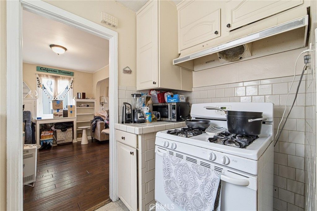 Image 27 of property listing at 9231 Hunt Avenue, South Gate, CA 90280