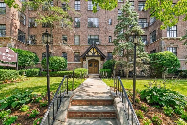 2 Westchester Avenue 4N, White Plains, NY 10601