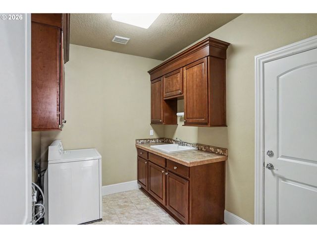 1695 Nw TITAN Dr, Salem, OR 97304
