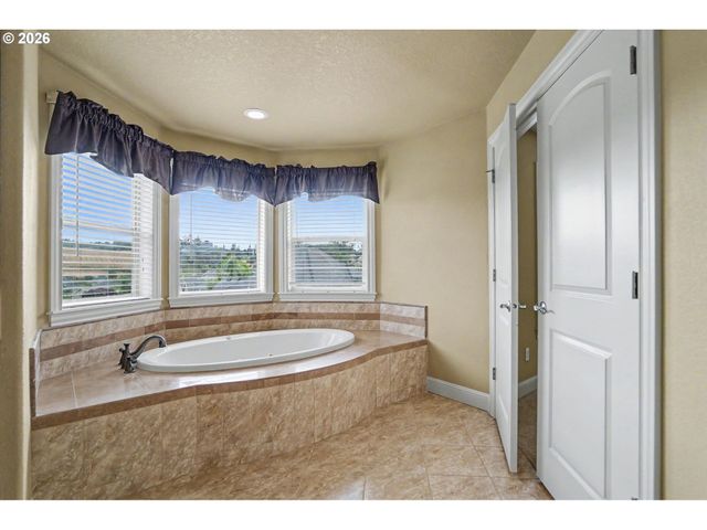 1695 Nw TITAN Dr, Salem, OR 97304