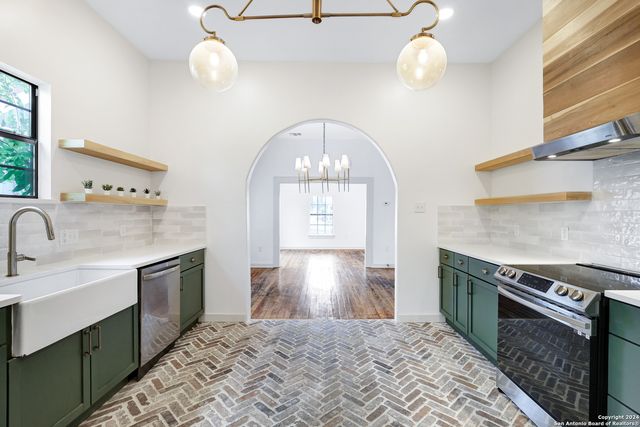 1613 N OLIVE ST, San Antonio, TX 78208