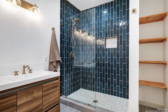 1613 N OLIVE ST, San Antonio, TX 78208