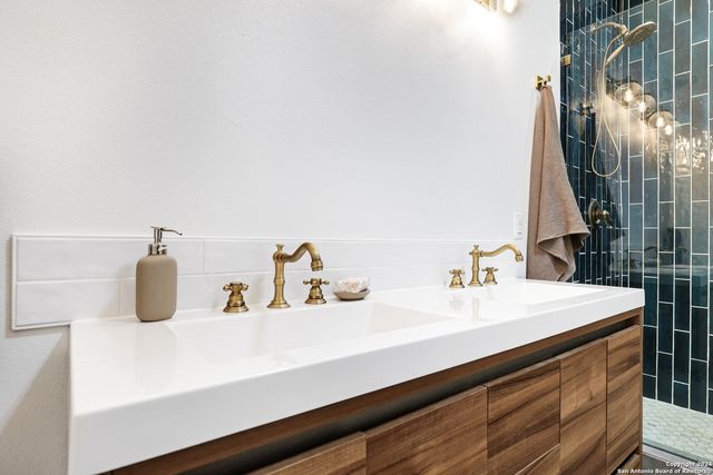 1613 N OLIVE ST, San Antonio, TX 78208