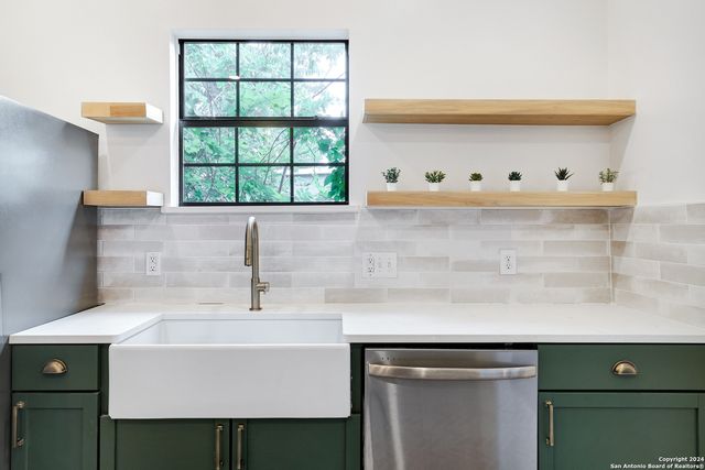 1613 N OLIVE ST, San Antonio, TX 78208