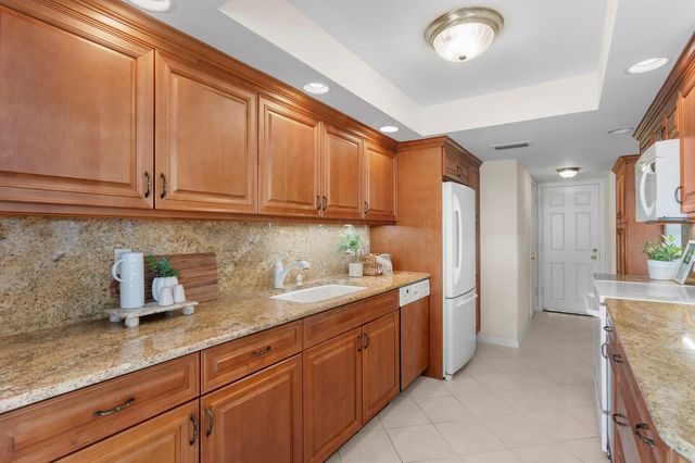 1750 BENJAMIN FRANKLIN DRIVE 9G, Sarasota, FL 34236