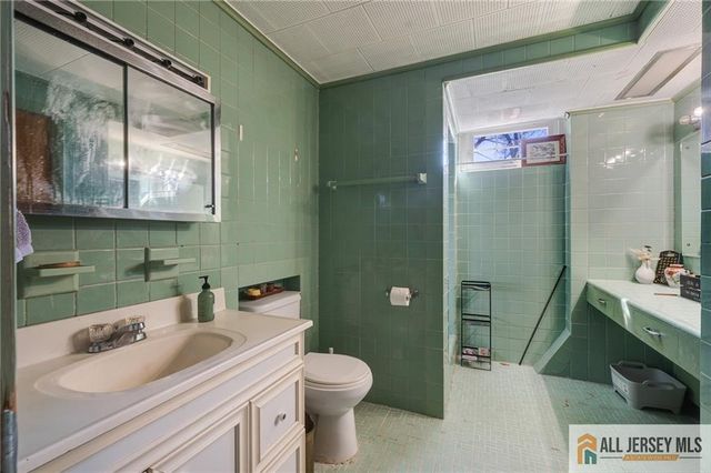 377 New Dover Road, Colonia, NJ 07067