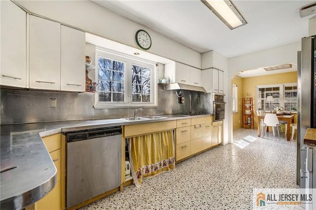 377 New Dover Road, Colonia, NJ 07067