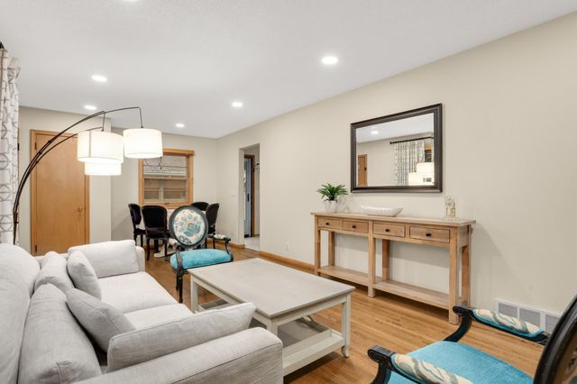 9807 Cedar Lake Road, Minnetonka, MN 55305