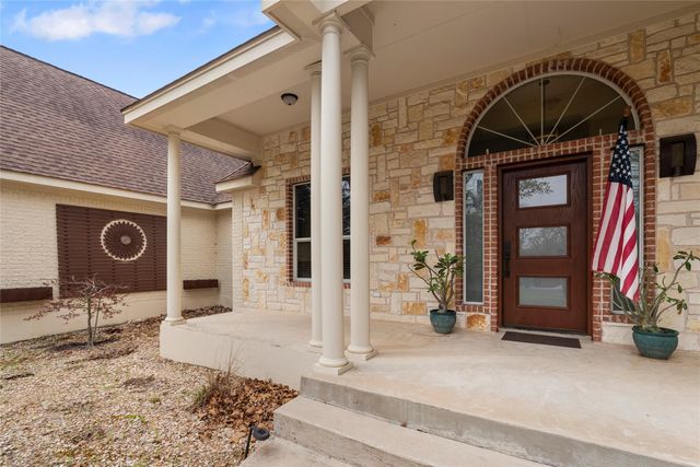 330 Arbors CIR, Elgin, TX 78621