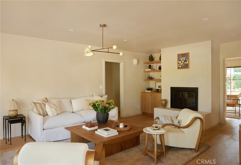 Image 2 of property listing at 4367 Rising Hill, Altadena, CA 91001