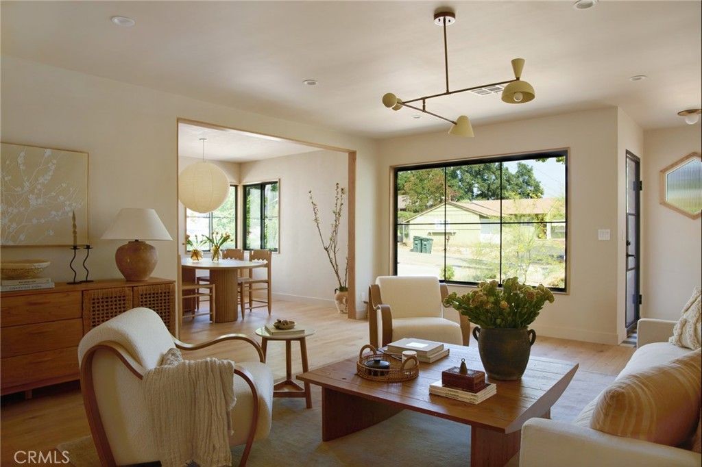Image 3 of property listing at 4367 Rising Hill, Altadena, CA 91001