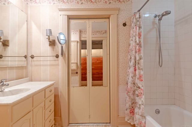 194 Moross Road, Grosse Pointe Farms, MI 48236